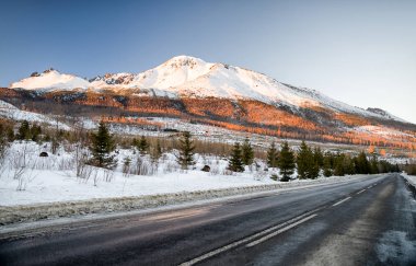 Asfalt yol ve dağlar