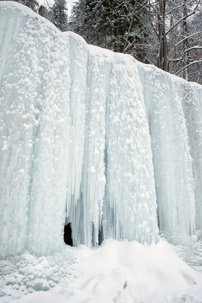 Frusna vattenfall. Icefall Siklava skala, Slovakien — Stockfoto