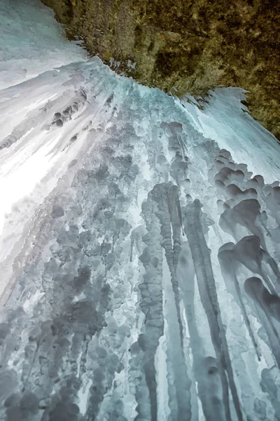 Eiszapfen auf dem Felsen — Stockfoto