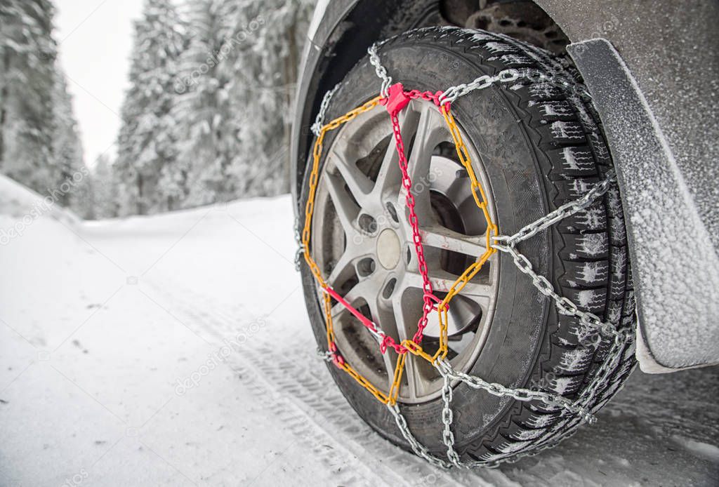 Snow chains on tyre