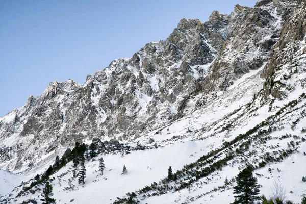 Collines dans les montagnes enneigées des Hautes Tatras, Slovaquie — Photo