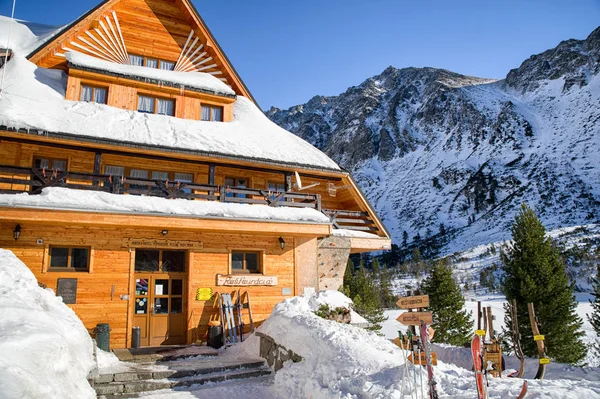 Berghotel popradske pleso in der Hohen Tatra, Slowakei — Stockfoto