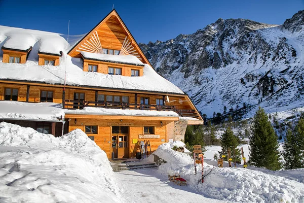Berg hotel Popradske pleso Hoge Tatra bergen, Slovaki — Stockfoto