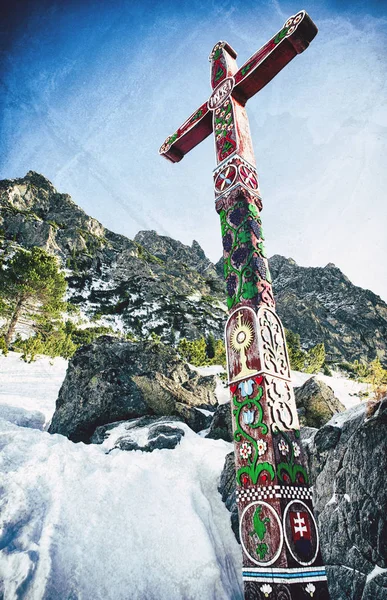 Деревянный крест в стране — стоковое фото