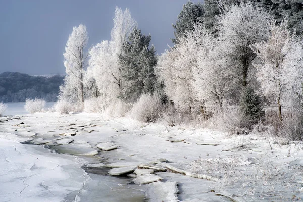 Snøseng og frossen innsjø – stockfoto