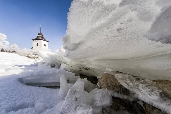 Zamrzlé jezero. Ledová kra. Kostel — Stock fotografie