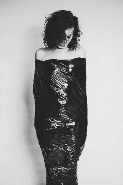 Chica en papel de aluminio negro — Foto de Stock