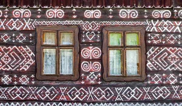 Ländliches Zierhaus aus Holz — Stockfoto