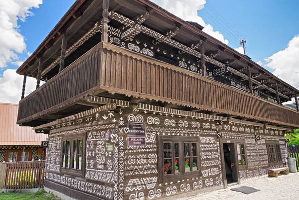 Casa rurale in legno ornamentale in Cicmany, Slovacchia — Foto Stock