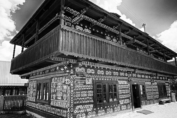 Деревянный сельский декоративный дом в Цицаны, Словакия — стоковое фото