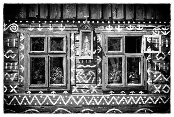 Drewniany dom ozdobnych — Zdjęcie stockowe