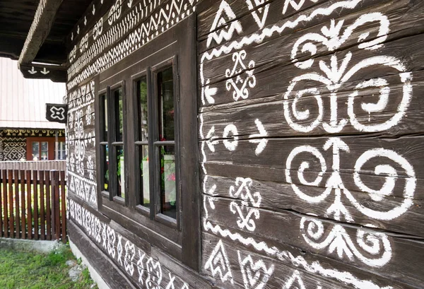 Casa ornamental rural de madeira — Fotografia de Stock