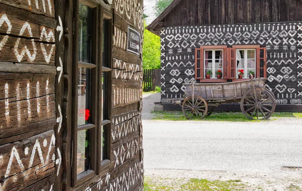 Dřevěné okrasné venkovský dům Čičmany, Slovensko — Stock fotografie