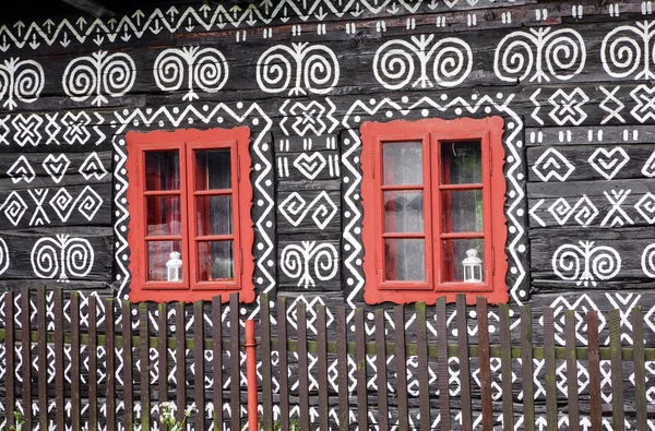 Ländliches Zierhaus aus Holz — Stockfoto