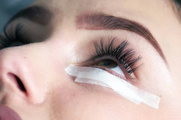 Herstellung von künstlichen Wimpern. Wimpernverlängerung. — Stockfoto