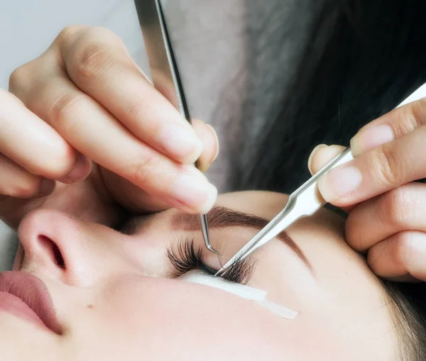 Esteticista haciendo pestañas artificiales —  Fotos de Stock