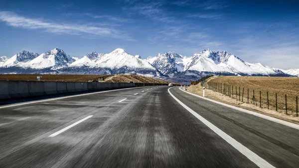 Car on highway and Tatra mountains, Slovakia — Stock Photo, Image