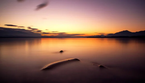 Sunrise on lake — Stock Photo, Image