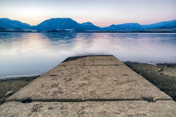 Pier no lago Liptovska Mra, Eslováquia — Fotografia de Stock