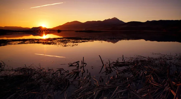 Colorful sunset over lake and mountains — Stock Photo, Image