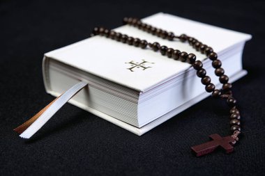 Beyaz dua kitabı ve kahverengi arası