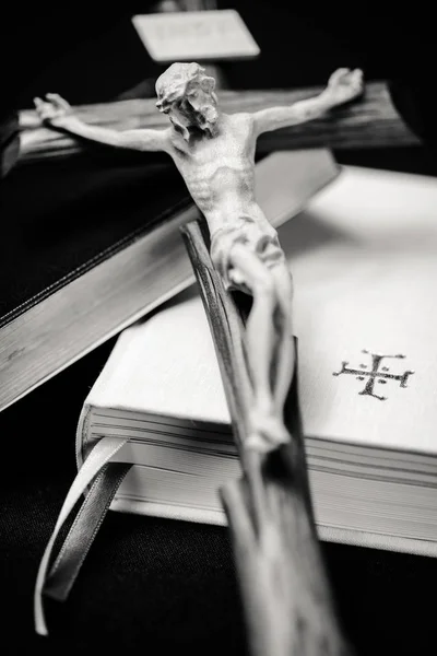 Libros de oración y cruz —  Fotos de Stock