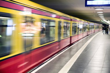 Berlin Friedrichstrase tren istasyonu, Almanca