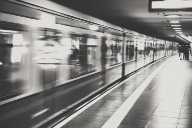 Berlin Friedrichstrase tren istasyonu, Almanca