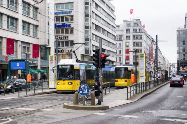 Berlin Friedrichstrase istasyonu, Almanca