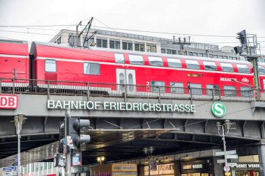Berlin Friedrichstrase istasyonu, Almanca