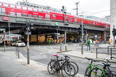 Berlin Friedrichstrase istasyonu, Almanca