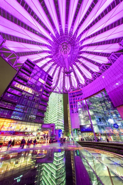 Sony centrum v noci. Postupimského náměstí, Berlín - Německo — Stock fotografie