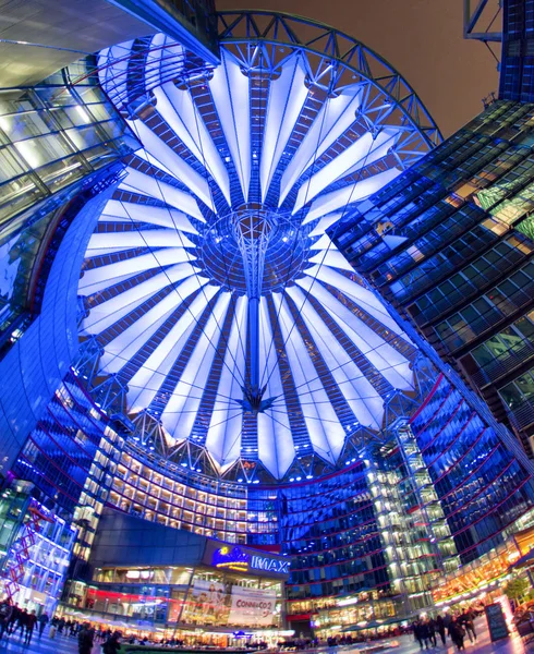 Sony Zentrum in der Nacht. postdamer platz, berlin - deutschland — Stockfoto