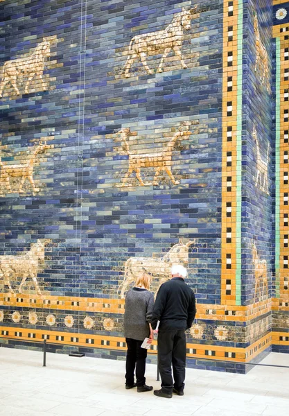 Puerta de Ishtar de Babilonia en el museo de Pérgamo, Berlín - Alemania —  Fotos de Stock