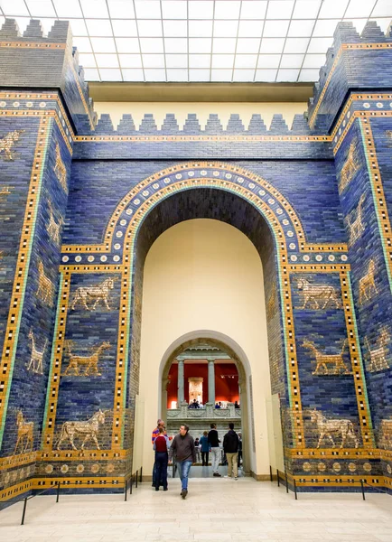 Ворота Иштар из Вавилона в Пергамском музее, Берлин - Германия — стоковое фото
