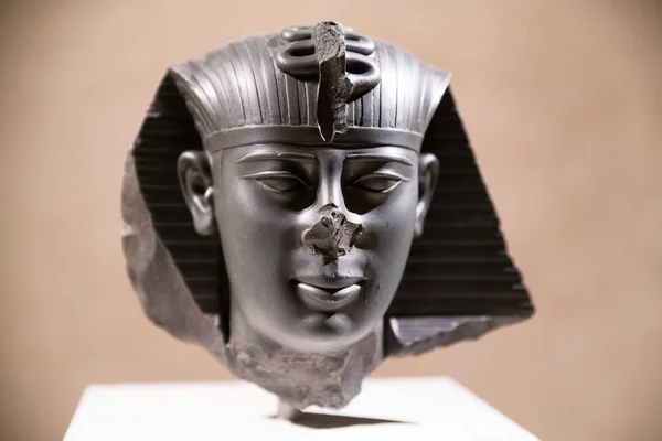 Head of a statue of king Amasys in Egyptian museum in Berlin, Ge — Stock Photo, Image