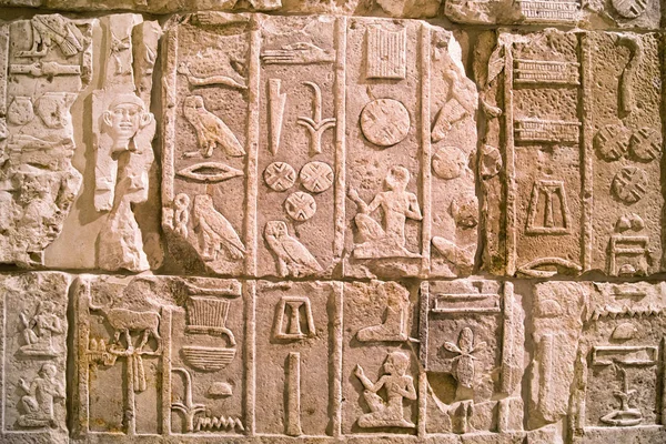Egyptský hieroglyf na zdi — Stock fotografie