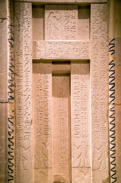 Hieroglyphen-Inschriften auf der Grabkammer von Methen in Ägypten — Stockfoto