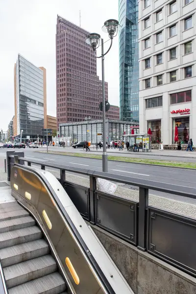 Scala mobile dalla metropolitana a Potsdamer platz, Berlino - Germania — Foto Stock