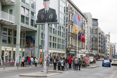 Checkpoint Charlie - Berlin Duvarı geçiş noktası arasında Doğu ve
