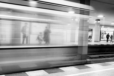 Metro istasyonuna, Berlin - Almanya gelen tren