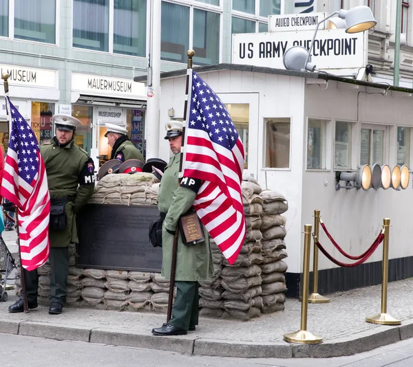 Checkpoint Charlie – mur berliński przejście graniczne między wschodnim i — Zdjęcie stockowe