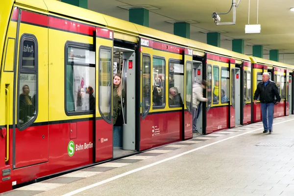 Bahnreisende am S-Bahnhof in Berlin — Stockfoto