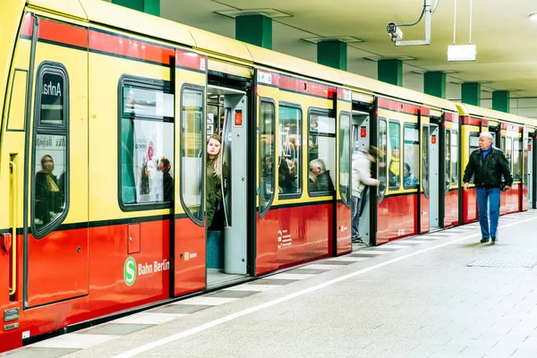 Пассажиры в поезде на станции S-bahn в Берлине, Германия — стоковое фото