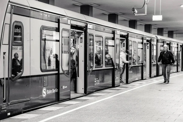 Επιβάτες σε τρένο στο σταθμό του S-bahn στο Βερολίνο, Γερμανία — Φωτογραφία Αρχείου