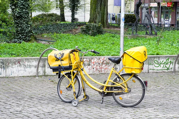 도이치 포스트, Berllin에서에서 우편 배달 부의 노란 자전거 — 스톡 사진