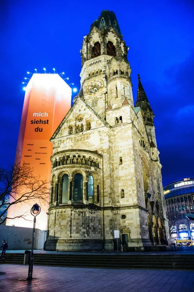 Νυχτερινή ζωή και τη μνημειακή εκκλησία Kaiser Wilhelm στο Βερολίνο, Γερμανία — Φωτογραφία Αρχείου