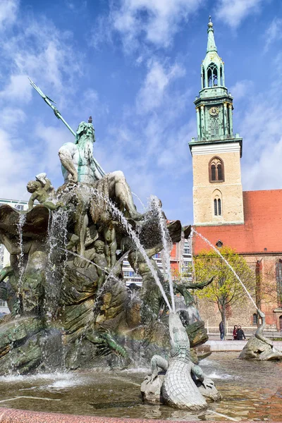 Fontanna Neptuin i Kościół Mariacki w Berlinie, Niemcy — Zdjęcie stockowe