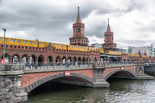 Sarı tren Oberbaum Köprüsü'nde, Berlin — Stok fotoğraf