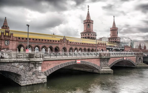 Yellow train on Oberbaum bridge, Berlin — Stock Photo, Image